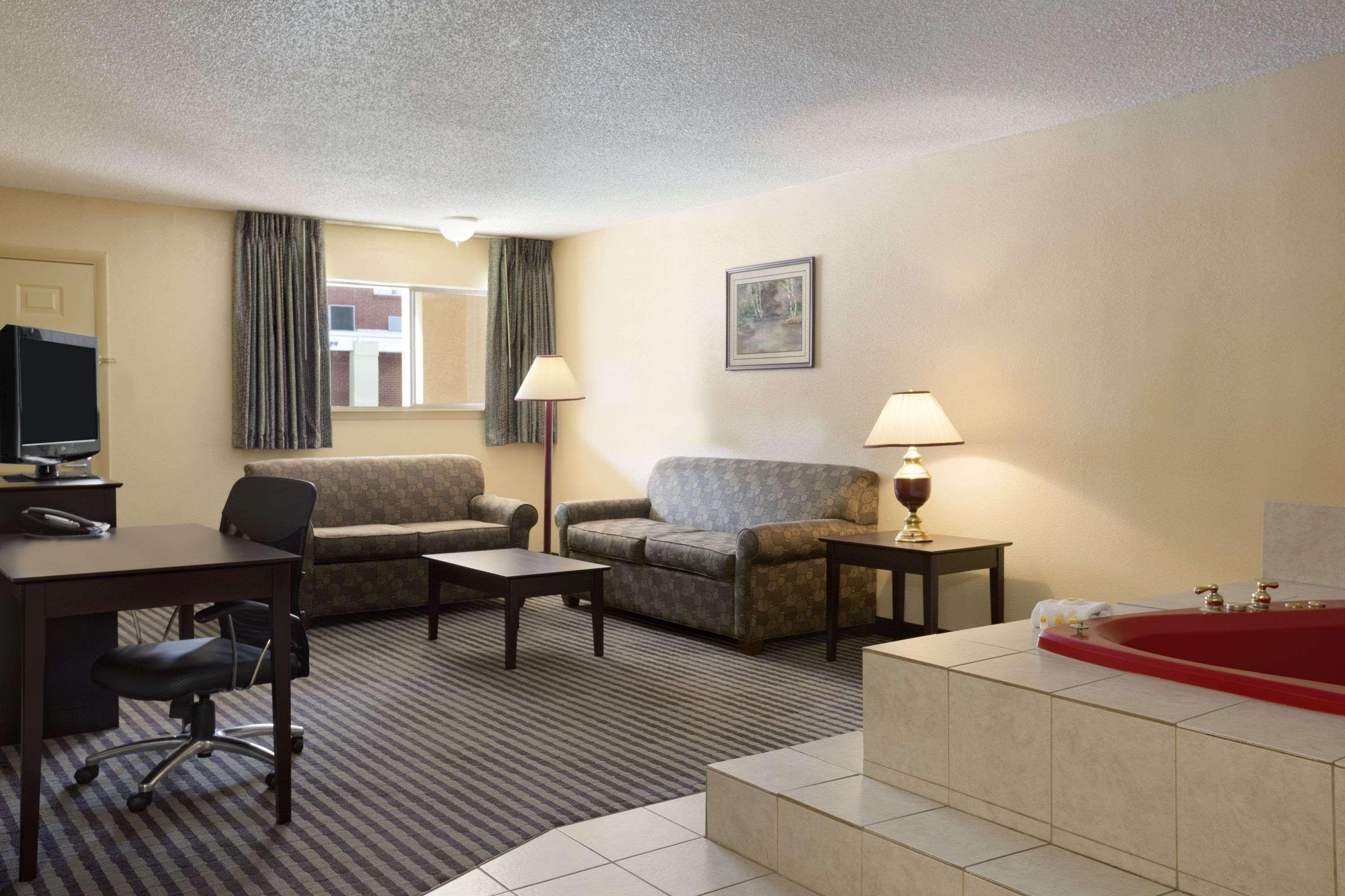 Days Inn By Wyndham Lawton Exteriör bild