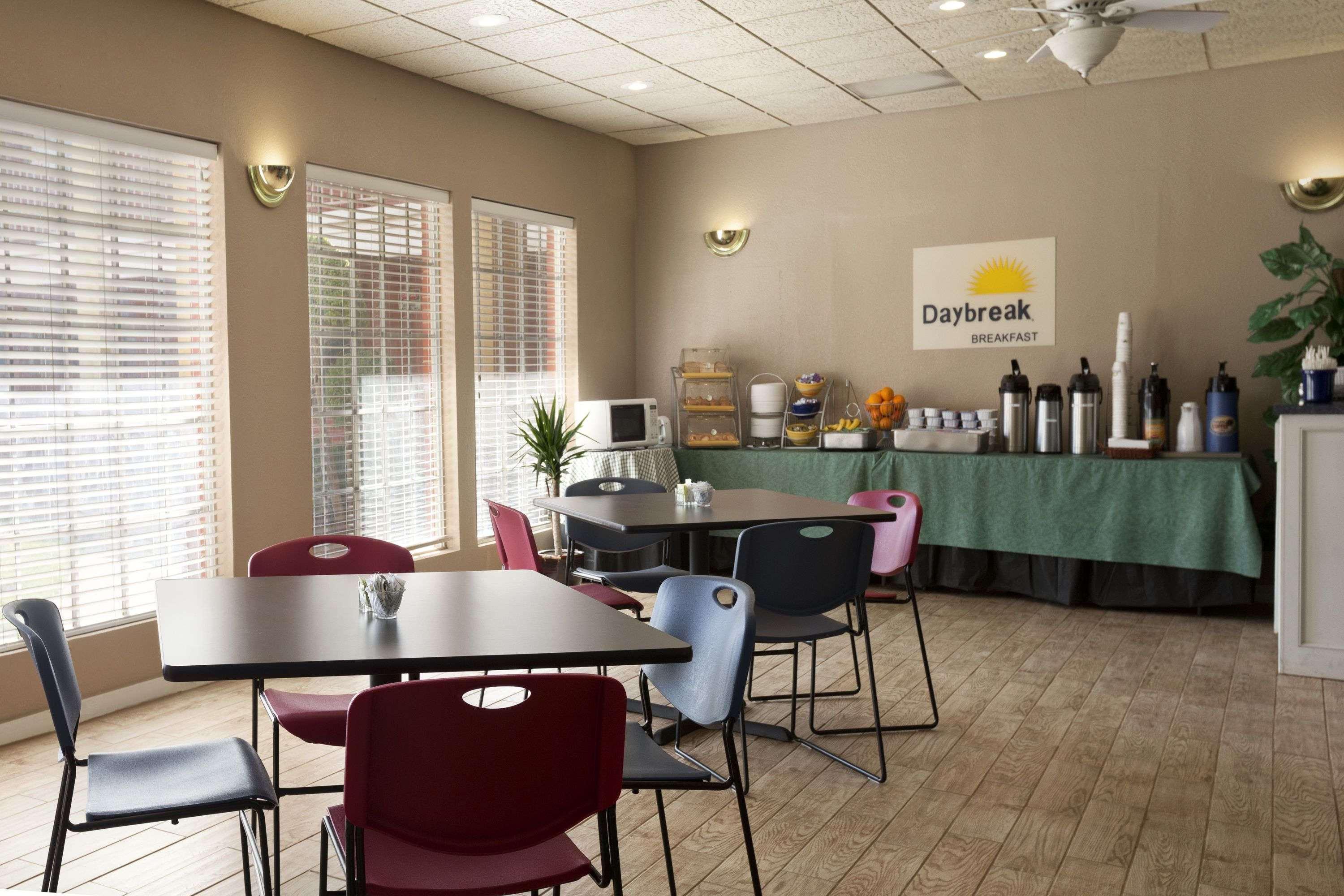 Days Inn By Wyndham Lawton Exteriör bild