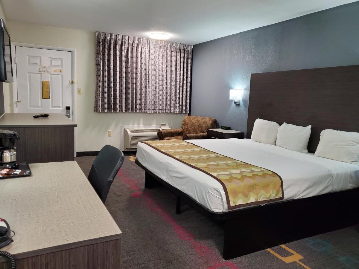 Days Inn By Wyndham Lawton Exteriör bild